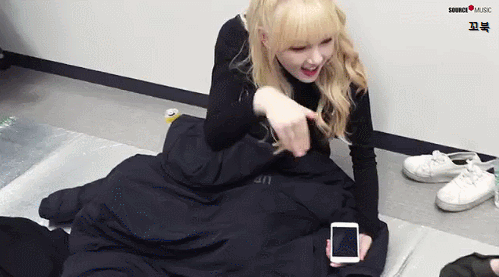 여자친구 은하의 배를 만지는 예린이.gif | 인스티즈