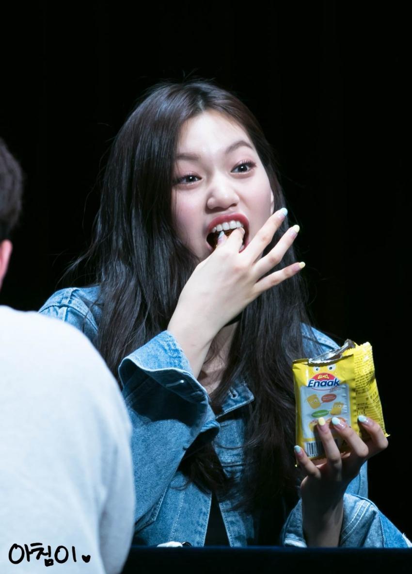 [아이오아이ioi] 먹는 모습도 너무 이쁘고 귀여운 김도연.jpgif | 인스티즈