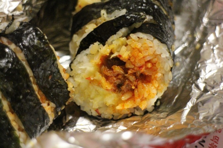 보편적인 치즈김밥에서 살짝 변형된 스타일을 가지고 있는 신전떡볶이의 치즈김밥 | 인스티즈