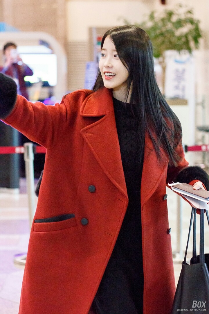 빨간 코트 코디한 아이유.jpg | 인스티즈