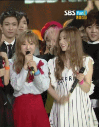 웬디의 엉덩이를 노리는 아이린.jpgif | 인스티즈