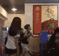 딸이 왕따당하는 현장을 덮친 아버지.gif | 인스티즈