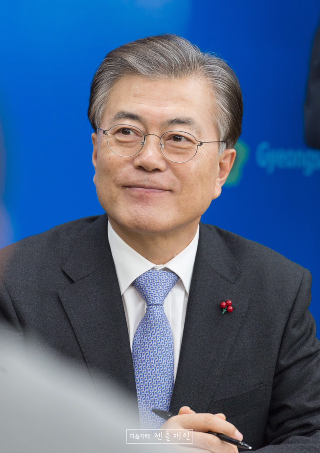 나이 들면서 얼굴의 느낌이 바뀌는듯한 문재인.jpg | 인스티즈