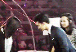 드디어 악수 받는데 성공한 김수현.swf | 인스티즈