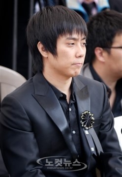 박정희 추도식에 여러번 참석한 박근혜와 은지원 | 인스티즈