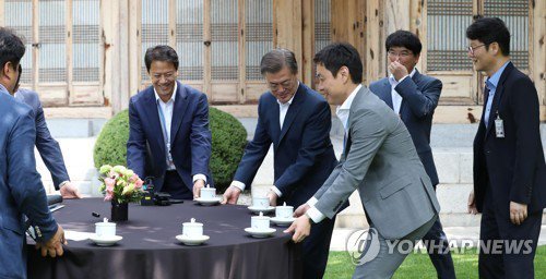 테이블 옮기는 문재인 대통령 | 인스티즈