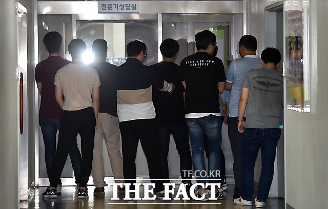 칼퇴하는 박유천 | 인스티즈