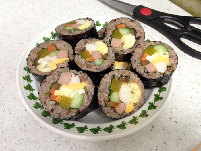정말 끊임없이 들어가는 김밥.jpg | 인스티즈