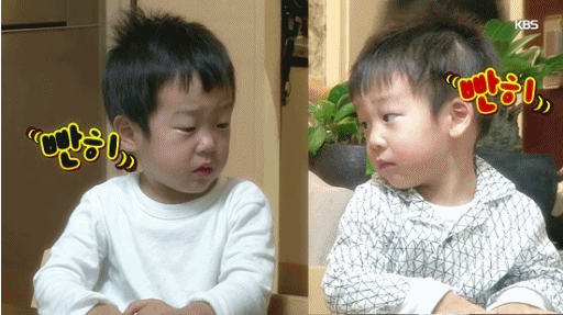 서언이한테 형은 표정이 왜그래?라고 묻는 서준이 | 인스티즈
