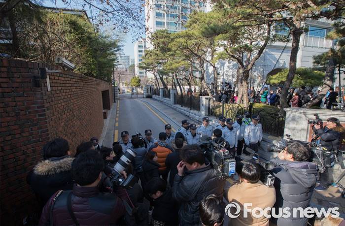 사저로 옮겨지는 박근혜 짐 | 인스티즈