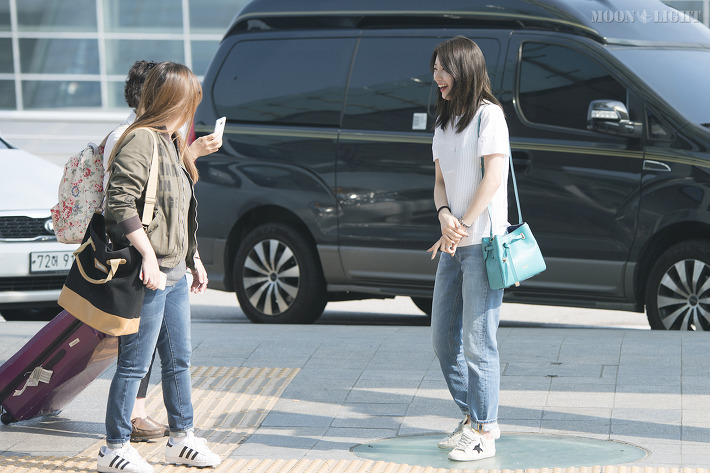 공항에서 만난 어머님이 사진 찍자니까 포즈 취하는 수지 | 인스티즈