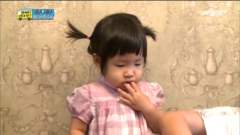 [아빠어디가] 여동생 보며 오빠미소 폭발하는 민국이.jpg | 인스티즈