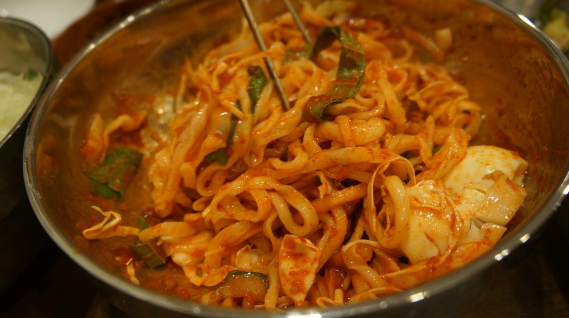 [비빔칼국수] 칼국수면으로도 비빔국수가 있다는 걸 알게 해준 비빔칼국수 | 인스티즈