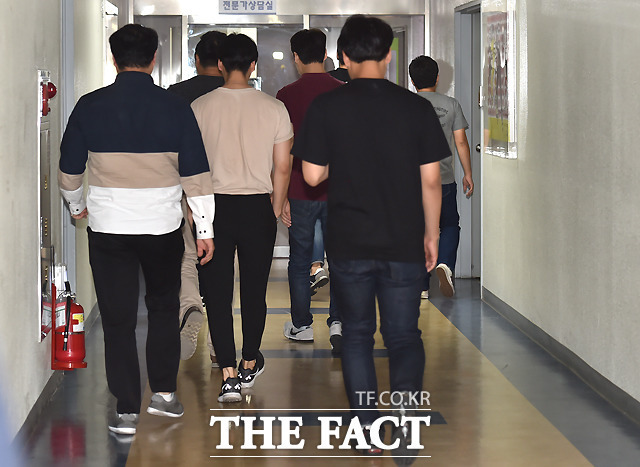 칼퇴하는 박유천 | 인스티즈