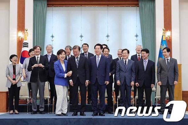 내 남편이 장관인건 됐고 문대통령님 팔짱 좀 껴보자!!! | 인스티즈