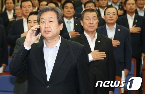 국민의례가 있겠습니다. 국기에 대하여 경례 | 인스티즈