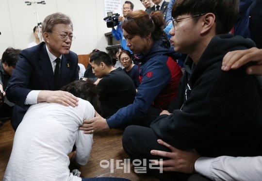 문재인, 거제 찾아 삼성중공업 크레인 사고 피해자·가족 면담 | 인스티즈