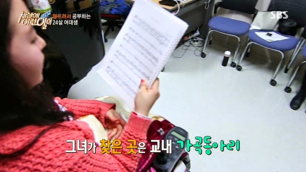 엎드려서 공부하는 여대생 | 인스티즈