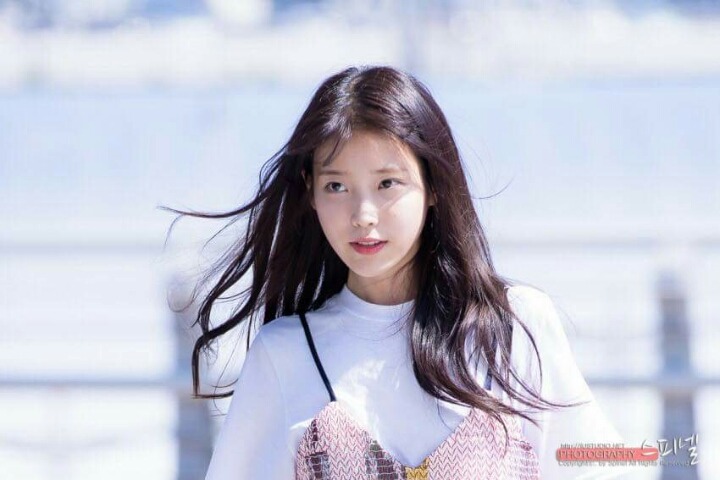 아이유 치고 비싼옷 입고 출국하는 아이유.jpg | 인스티즈