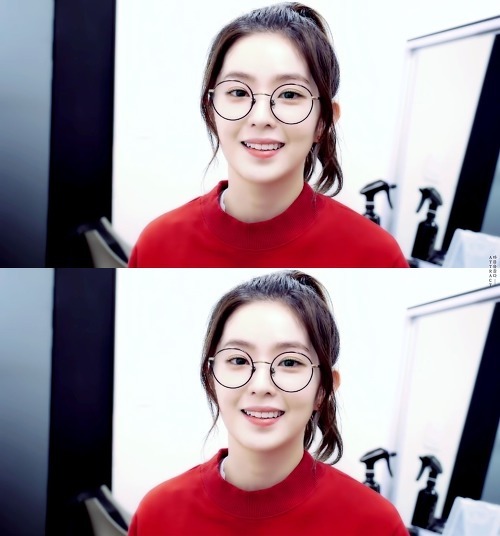안경 쓴 여신.gif | 인스티즈