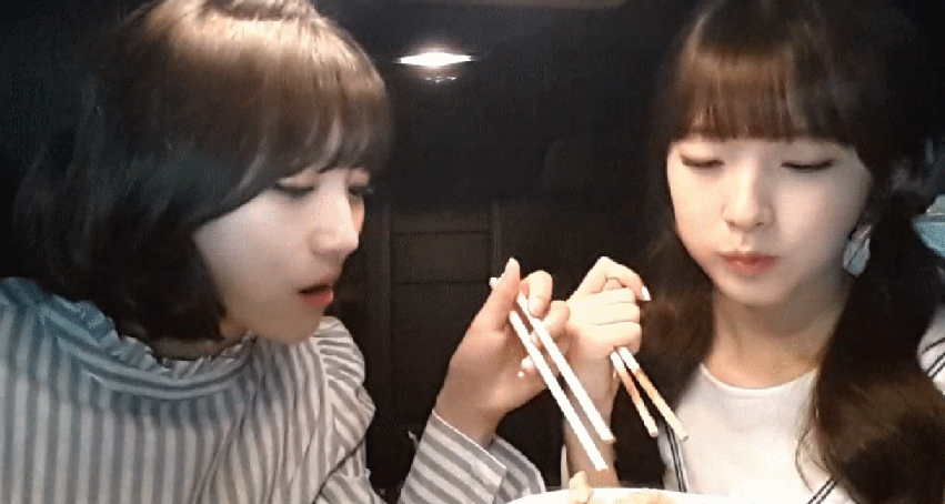 어제 아프리카tv 방송에서 꽁냥꽁냥 쩔었던 오마이걸 비니 & 아린.gif | 인스티즈