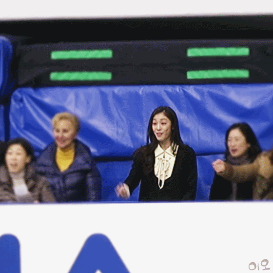 시상식에서 후배들 고나리하는 김연아.gif | 인스티즈