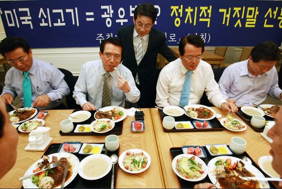 2008년 한나라당 미국산쇠고기 시식회.jpg | 인스티즈
