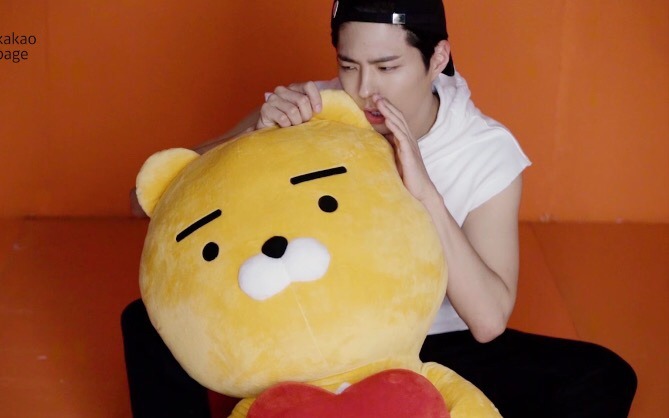 자기가 찍은 광고 사진 가져가는 박보검.gif | 인스티즈