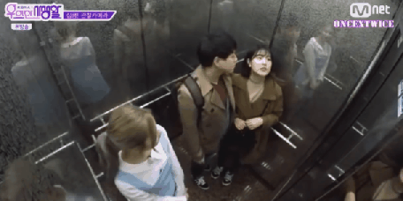 스킨십하는 커플을 본 모모와 사나.gif | 인스티즈
