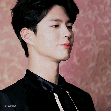 자기가 찍은 광고 사진 가져가는 박보검.gif | 인스티즈