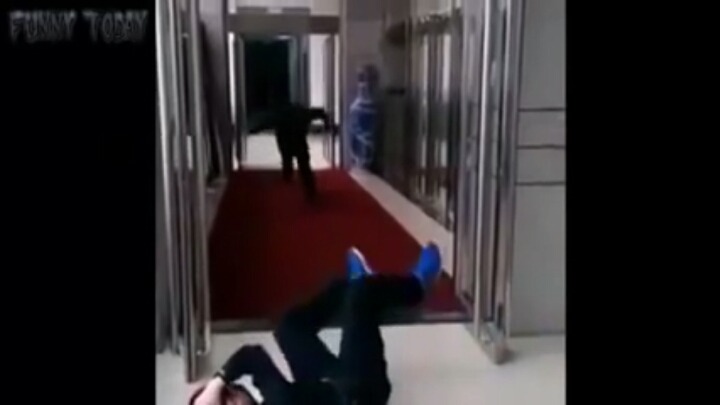 몰래카메라! 길을 걷다 총에 맞는 사람을 본다면?.jpg | 인스티즈