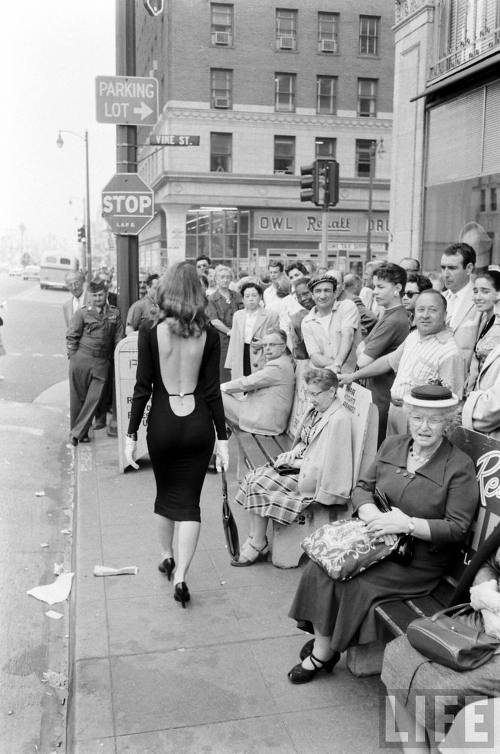 60년 전 등파인 드레스를 입고나갔을 때 사람들의 반응.jpg | 인스티즈