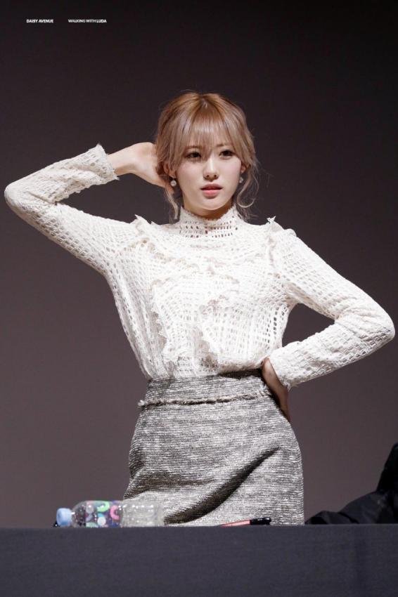 루다 섹시포즈 이제는 우주소녀 공식포즈로 | 인스티즈