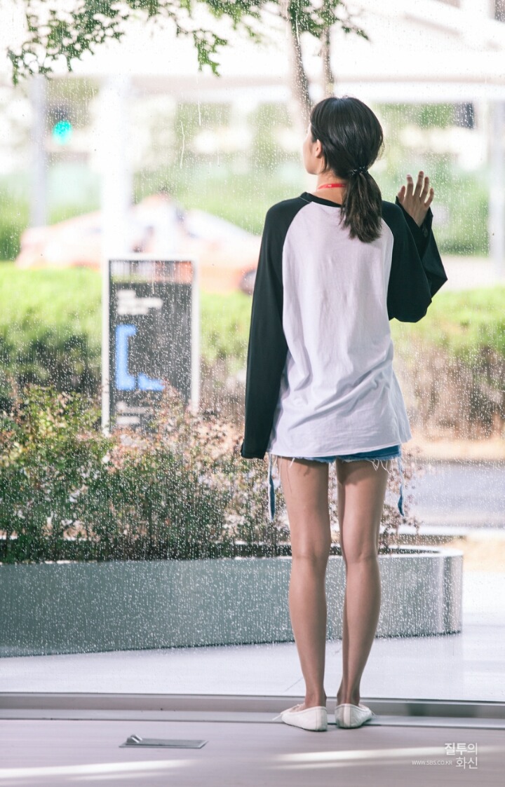 '질투의 화신' 공효진 스틸컷 공개…기상캐스터 하기 힘드네 '공무룩' | 인스티즈