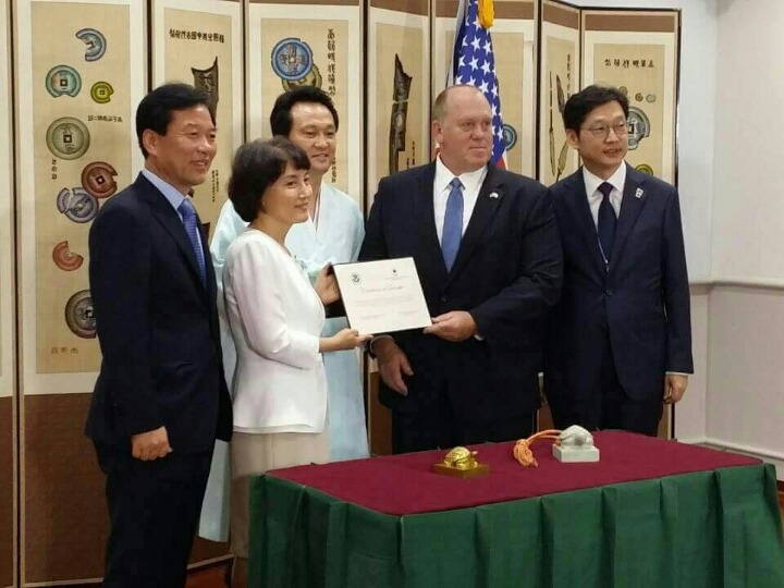 김경수, 한미정상회담을 성공적으로 마치고 귀국하는 대통령 전용기 안 입니다 | 인스티즈