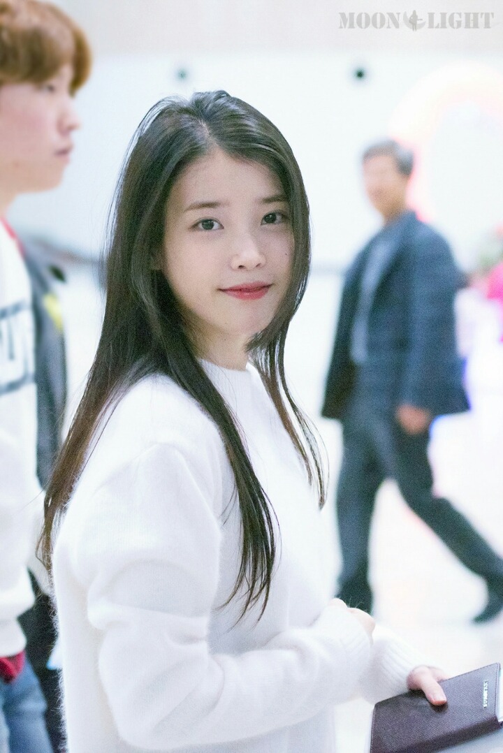 아이유 흰 니트 • 청바지 코디.jpg | 인스티즈