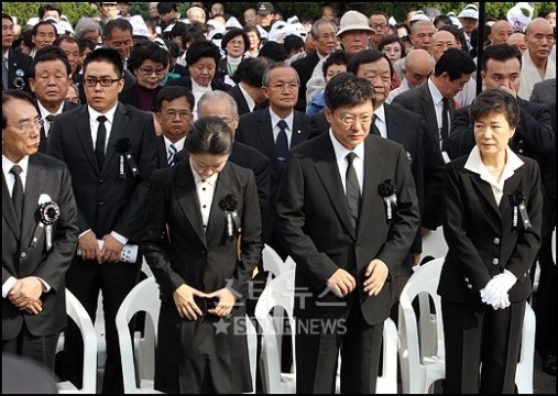 박정희 추도식에 여러번 참석한 박근혜와 은지원 | 인스티즈