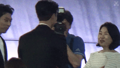 박보검한테 인사 받는 김은숙 작가 표정.gif | 인스티즈