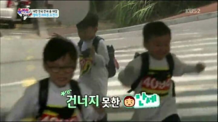 [슈퍼맨이돌아왔다] 무서워하는 만세를 데리러가는 민국이.jpg | 인스티즈