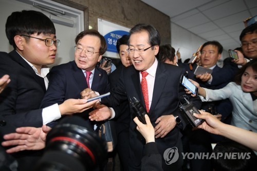 회동 마치고 나오는 홍준표.JPG | 인스티즈