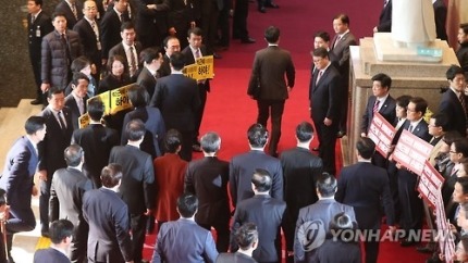 오늘자 국회 방문한 박근혜 | 인스티즈