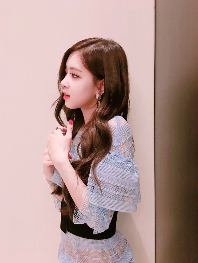 데뷔 후 처음 한 흑발 잘어울리는 로제 인스타 사진들 | 인스티즈