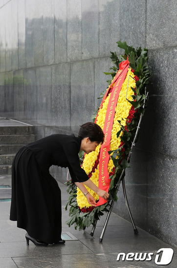 베트남 민간인 학살은 안된 일이지만 어쩔 수 없었어 강대국 미국이 파병하랬는데 어떻게 거절했겠어 그리고 공식사과도 했어ㅠㅠ(feat.박정희) | 인스티즈