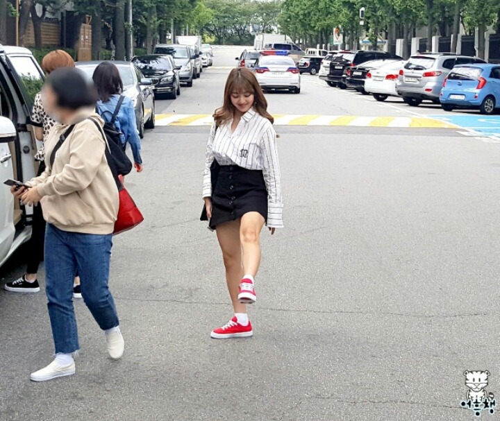 [트와이스] 팬한테 따봉 받고 웃는 지효 | 인스티즈