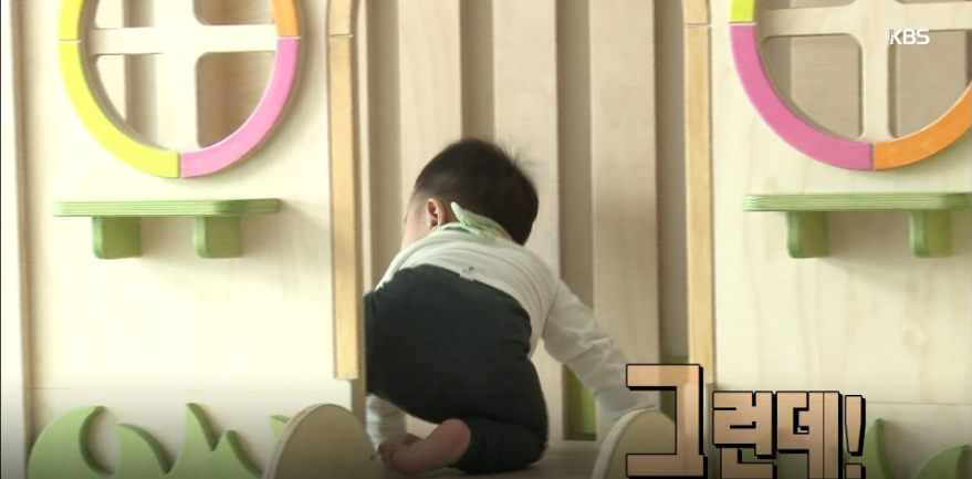 미끄럼들 입구 찾을려고 계속 엉덩이 들이미는 대박이 (귀여움 주의) | 인스티즈