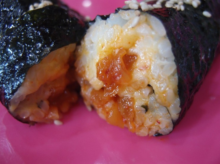보편적인 치즈김밥에서 살짝 변형된 스타일을 가지고 있는 신전떡볶이의 치즈김밥 | 인스티즈