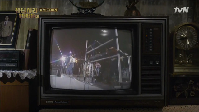 [응답하라1988] 7화 대학가요제 무한궤도 장면 중 연출 디테일.jpg | 인스티즈
