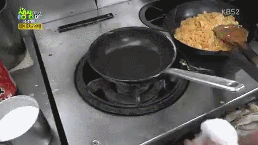 세계 최초로 오므라이스를 만든 가게주인의 손놀림.gif | 인스티즈