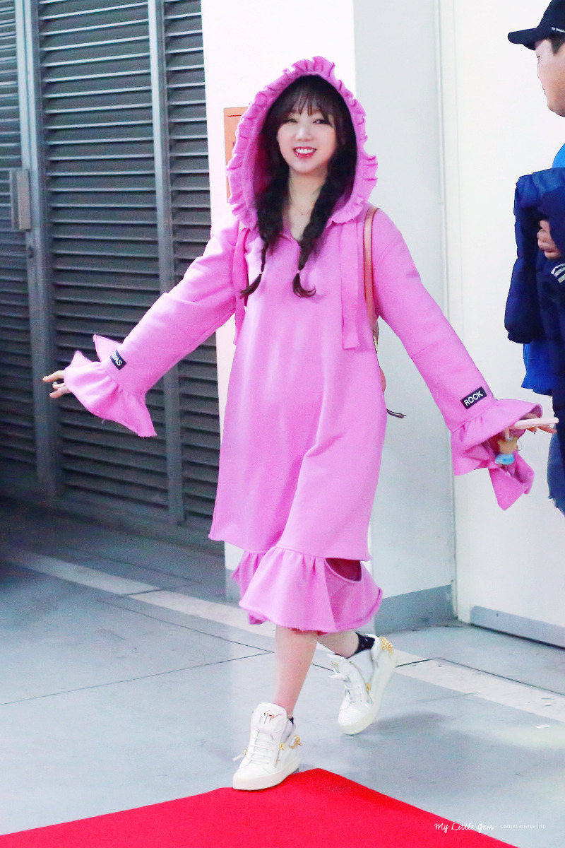 러블리즈 케이의 독특한 공항 패션.jpg | 인스티즈