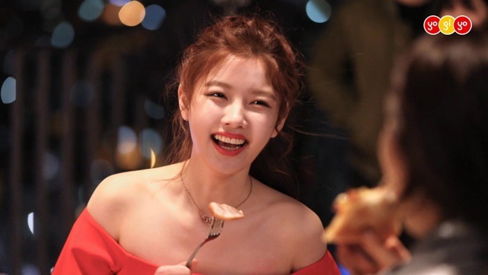 김유정 어깨노출 | 인스티즈